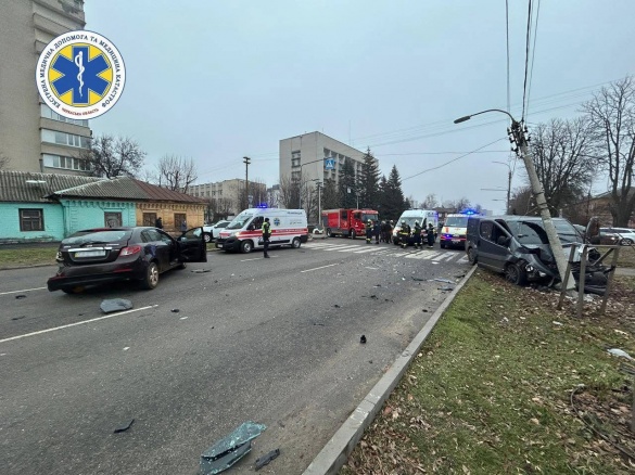 У Черкасах зіштовхнулися легковик та мікроавтобус: четверо осіб постраждали (ФОТО)