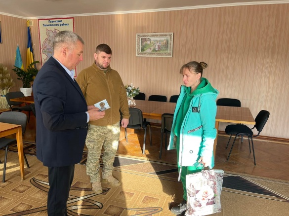 На Тальнівщині родинам загиблих військових передали нагороди 