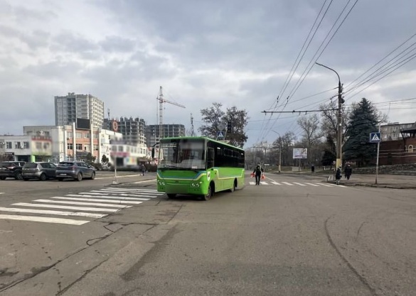 У Черкасах біля одного з ТРЦ сталася аварія між автівкою та маршруткою: постраждала жінка 