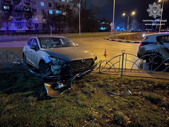 У Черкасах водій без посвідчення наїхав на дорожнє огородження (ФОТО)