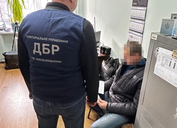 За половину зарплати понад півсотні військових не з'являлись на службу: черкаському командиру бригади вручили підозру