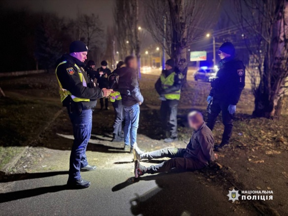 У Черкасах затримали чоловіка, який вистрелив у юнака та вдарив жінку на зупинці 