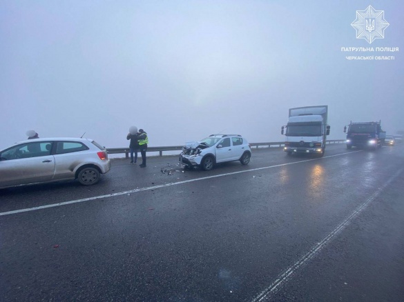 Рух авто відновлено: поліцейські повідомили деталі ДТП на черкаській дамбі