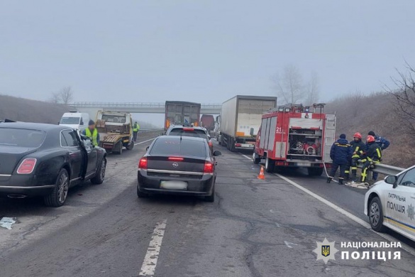 У поліції повідомили деталі масштабної ДТП на Уманщині: постраждала одна людина (ФОТО)