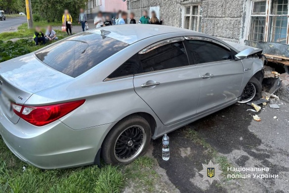 У Черкасах водійка в'їхала в будинок: постраждав чоловік