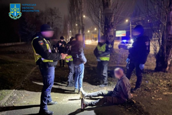 У Черкасах судитимуть чоловіка, який влаштував стрілянину на зупинці та поранив двох людей