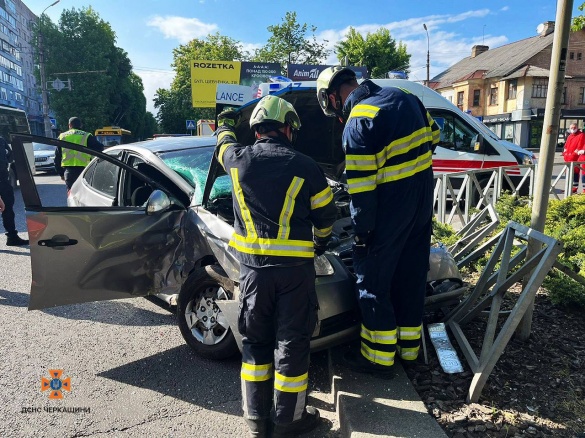 У Черкасах зіштовхнулися легковик та маршрутний автобус: травмовано 5 людей