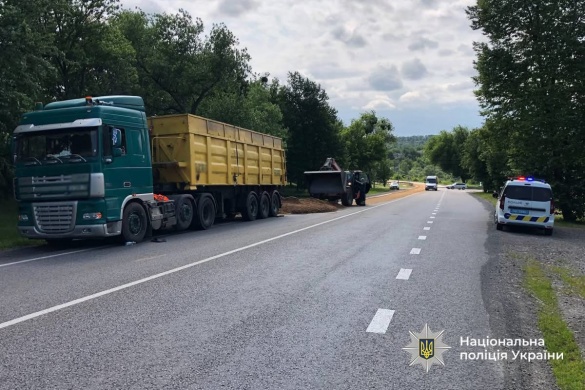На Уманщині водій вантажівки забруднив до кілометра дороги