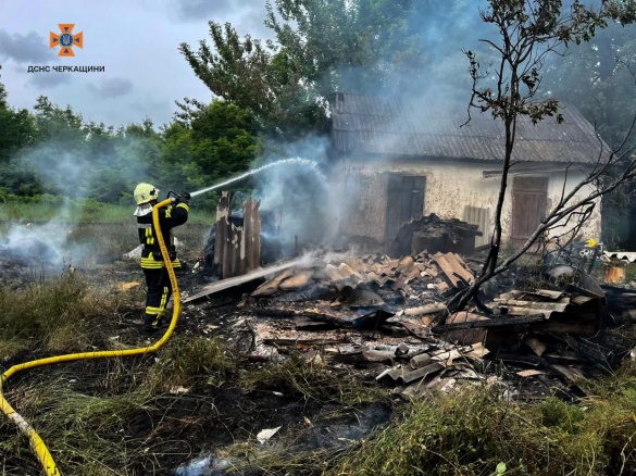Рятувальники ліквідували пожежу на Черкащині