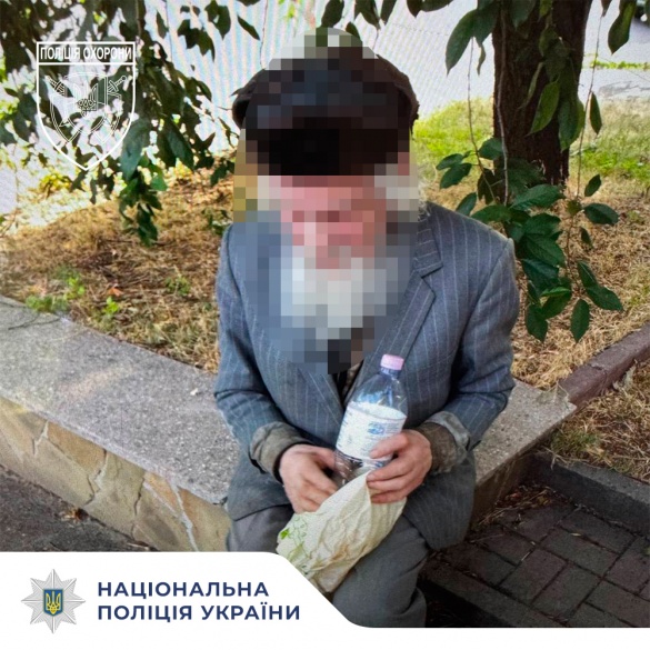 Хотів дійти до воєнкомату, але заблукав: у Черкасах правоохоронці допомогли пенсіонеру дістатися додому