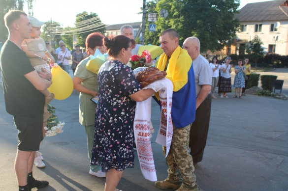 Тальнівська громада зустріла військового, який два роки пробув у ворожому полоні
