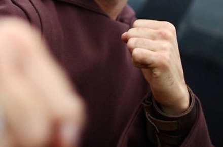У Черкасах чоловік проник до припаркованого авто та побив дівчину, яка відмовилася віддати свій телефон