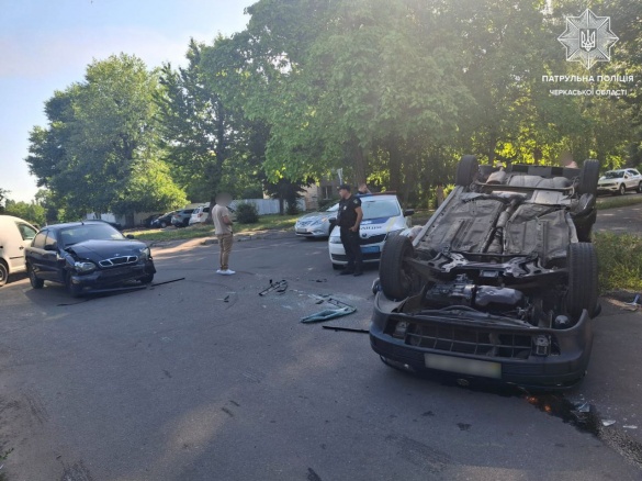 Автотроща у Черкасах: автівка перекинулася на дах (ФОТО)
