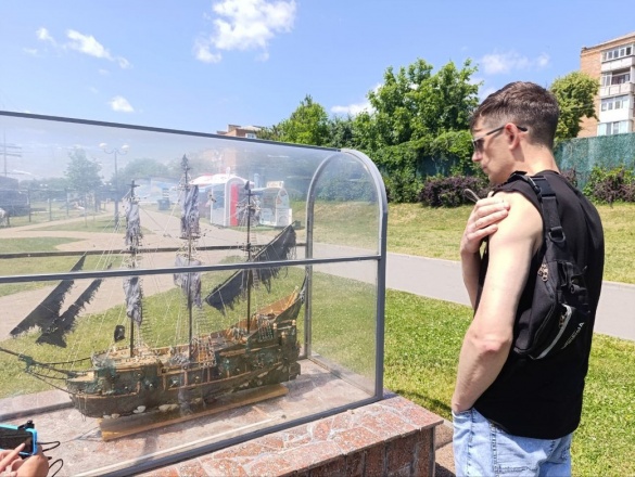 Черкащанин встановив рекорд, майструючи моделі кораблів на балконі