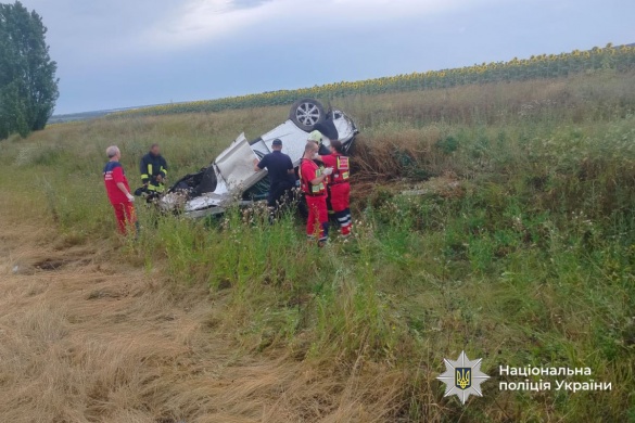 На Уманщині водійка "Lexus" з'їхала в кювет , де авто перекинулося: жінка загинула, пасажирку та двох дітей госпіталізували