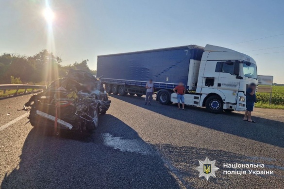 На Уманщині легковик в'їхав у вантажівку: один із водіїв загинув