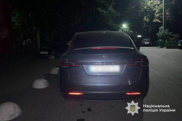 У Черкасах водійка Tesla збила літню жінку