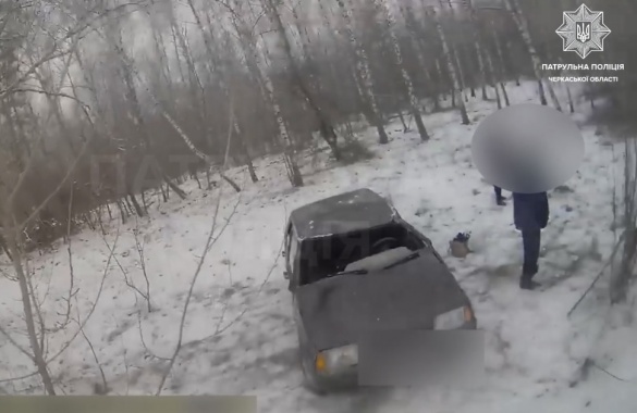 Черкаський водний патруль допоміг водієві та пасажирці, явто яких з'їхало в кювет