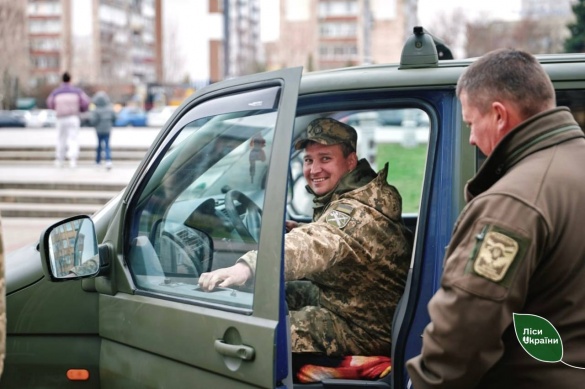 Підсилення для війська: на Черкащині передали автівку захисникам