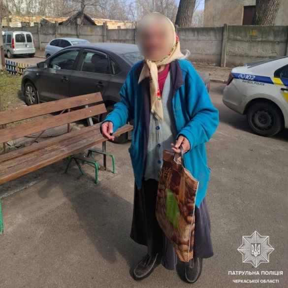 У Черкасах допомогли літній жінці знайти дорогу додому
