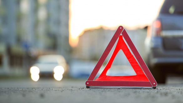 У Черкасах тролейбус врізався у припаркований автомобіль
