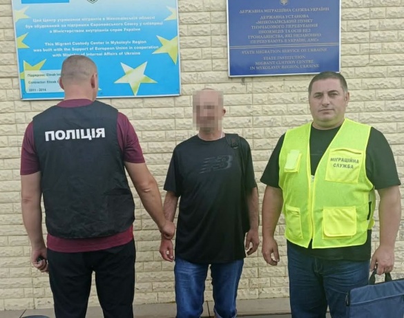 На Черкащині після звільнення з колонії за крадіжку громадянина Грузії змусили покинути Україну