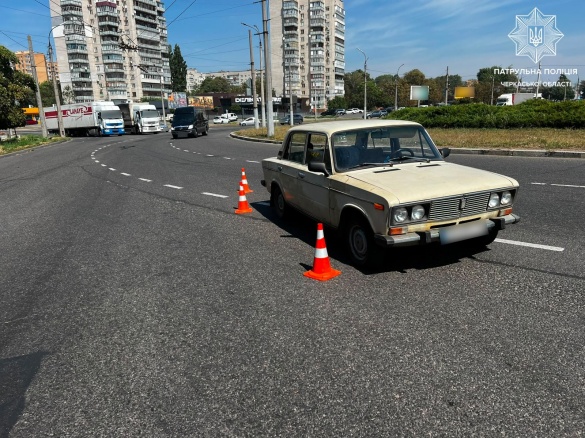 У Черкасах на кільцевому перехресті зіткнулися "ВАЗ" та "Mazda"