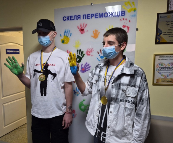 Два "дзвони переможця": у Черкаському онкоцентрі завершили лікування двоє хлопців