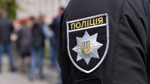 На Алеї загиблих воїнів у Шполі чоловік облив представника влади невідомою речовиною
