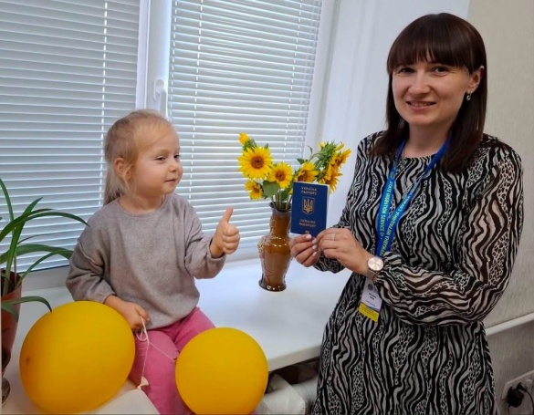 Перший паспорт у 3 роки: як маленька черкащанка здивувала міграційників