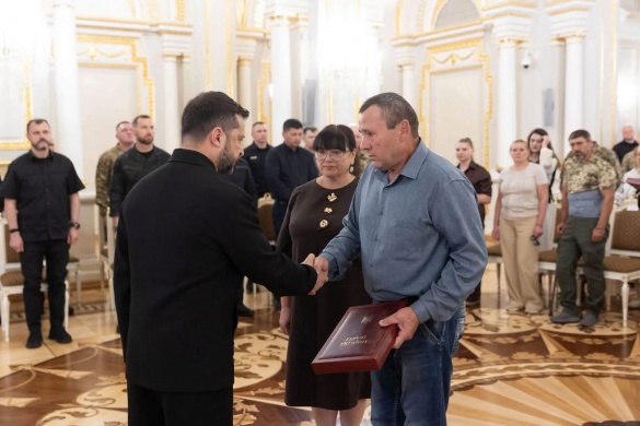 Зеленський вручив найвищу державну нагороду родині загиблого Героя з Черкащини