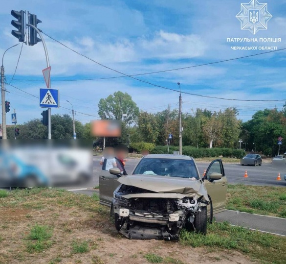 У Черкасах водійка проїхала на червоне та спричинила ДТП