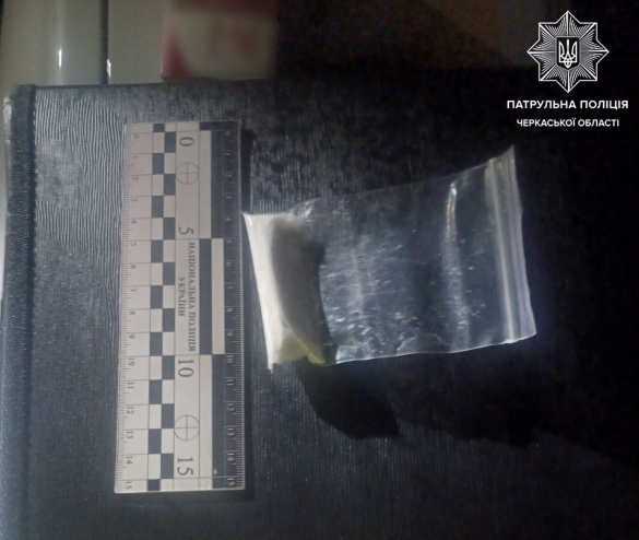 Нервував та уникав патрульних: у Черкасах у чоловіка знайшли пакетик із наркотиками
