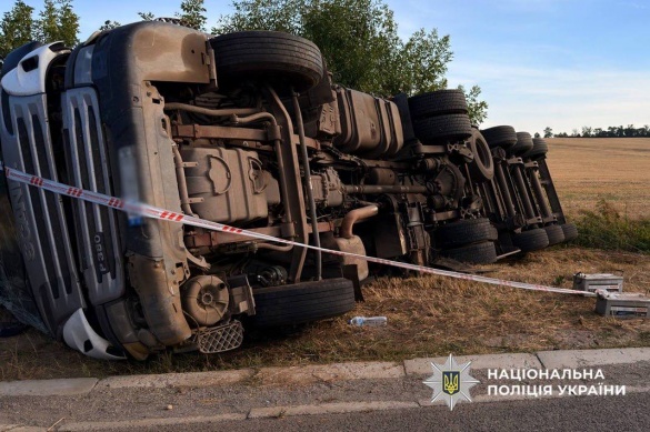 На Черкащині вантажівка перекинулася на трасі