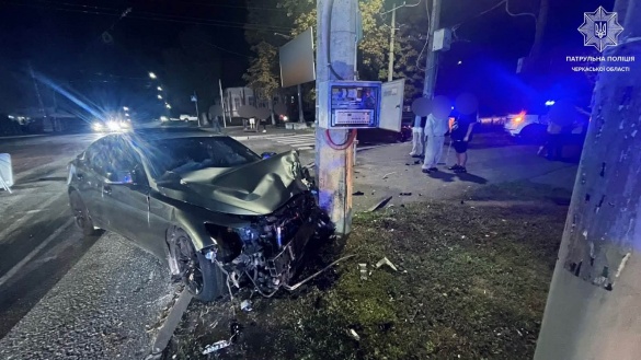 У Черкасах після зіткнення автомобіль врізався в електроопору та будинок