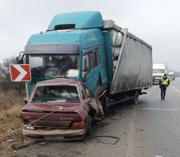 Авто в'їхало під вантажівку: у поліції повідомили подробиці смертельної аварії на Черкащині (ФОТО)