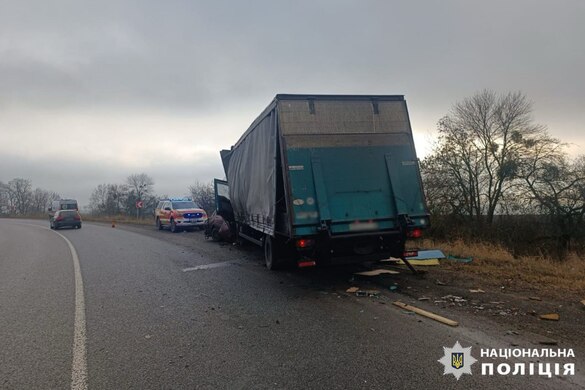 Авто в'їхало під вантажівку: у поліції повідомили подробиці смертельної аварії на Черкащині (ФОТО)