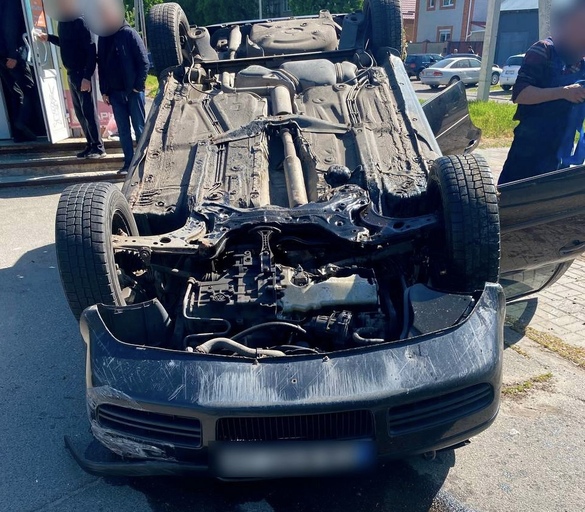 Автівка перекинулася на дах: у Черкасах сталася аварія (ФОТО)
