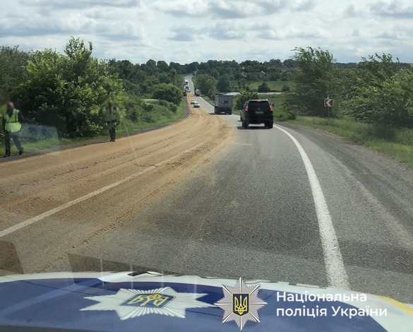 На Уманщині водій вантажівки забруднив до кілометра дороги