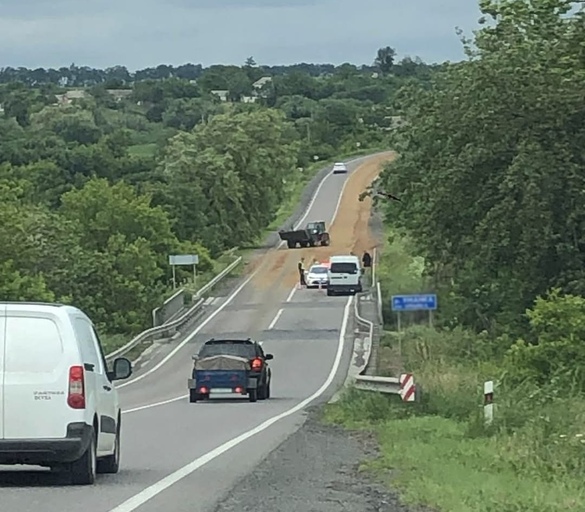 На Уманщині водій вантажівки забруднив до кілометра дороги
