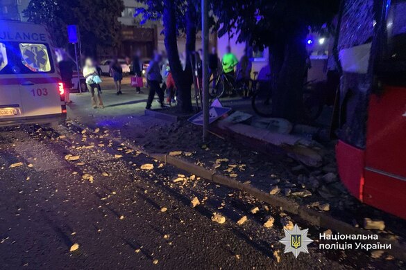 Шестеро пасажирів отримали травми: у поліції розповіли подробиці ДТП за участі маршрутки, яка наїхала на дві електроопори