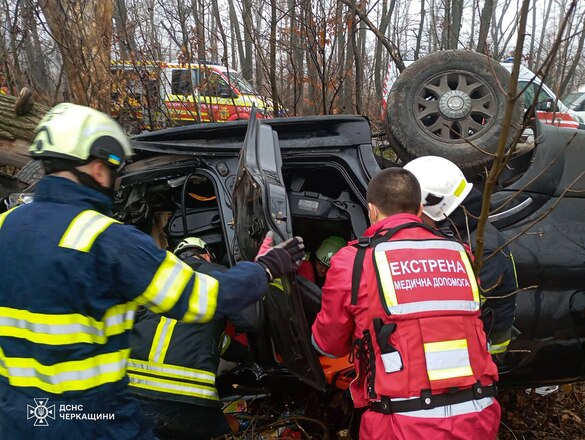 Деблокували із понівеченого авто: рятувальники допомагали потерпілим у ДТП на Черкащині