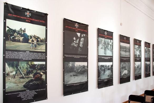 Світлини з пекла Іловайська: у Черкасах відкрили фотовиставку до Дня добровольця