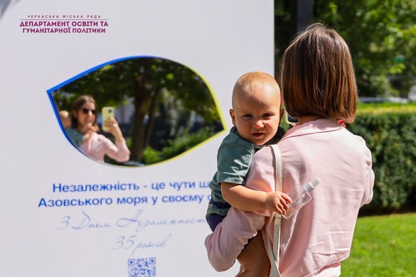 У центрі Черкас до Дня Незалежності встановили тематичні фотозони