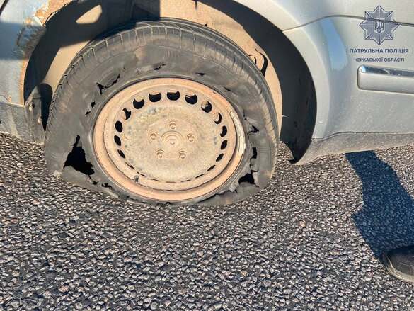 На черкаській дамбі патрульні допомогли водійці замінити пошкоджене колесо