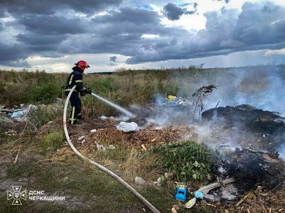 На Черкащині горіло 700 квадратних метрів сміття та гектар сухої трави (ФОТО)